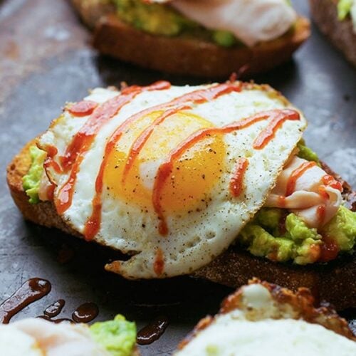 avocado-toast-with-turkey-and-egg-the-lemon-bowl