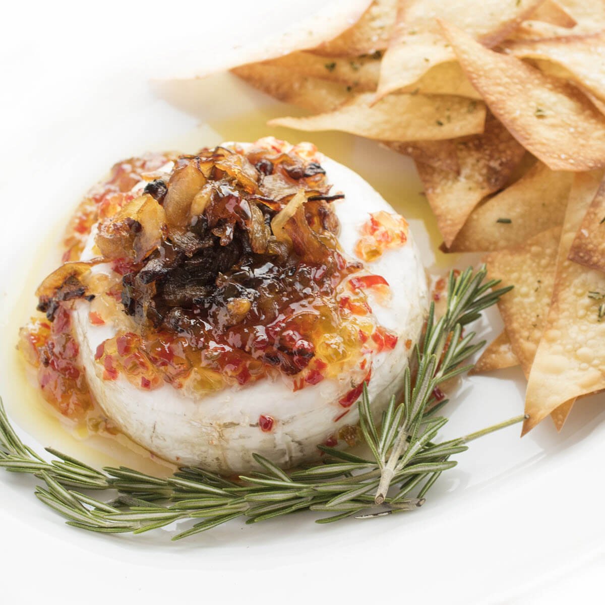 https://thelemonbowl.com/wp-content/uploads/2017/03/Baked-Brie-with-Rosemary-Wonton-Crisps-a-fast-appetizer-recipe-1.jpg