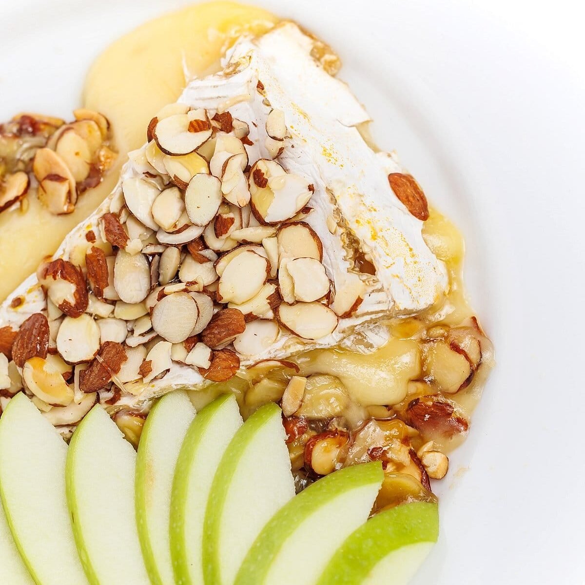 Baked Brie with almonds and apples