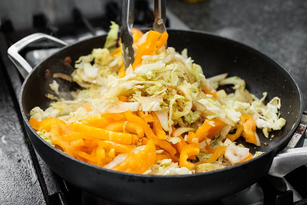 Frying cabbage and bell pepper