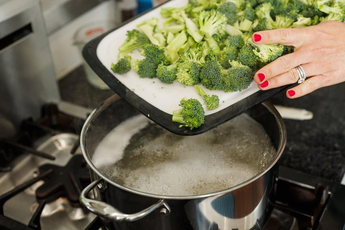 Adding broccoli to pasta water