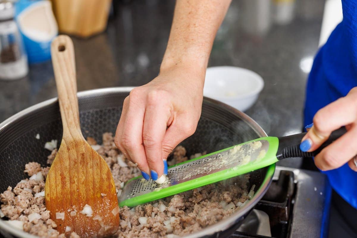 Grating garlic into pork